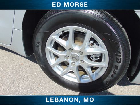 Used 2024 Chrysler Pacifica Touring-L image 9