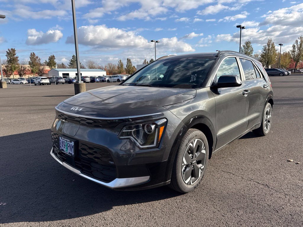 Used 2023 Kia Niro Wind w/ Wind Preserve Package FWD image 3