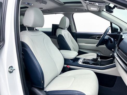 Used 2025 Kia Carnival SX Prestige image 41