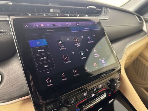 Used 2025 Jeep Grand Cherokee Limited w/ Luxury Tech Group II image 29