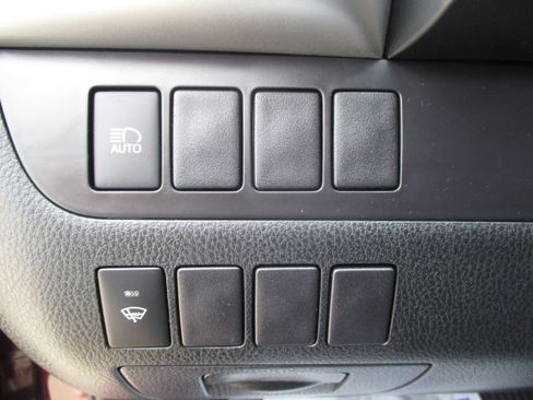 Used 2019 Toyota Highlander LE AWD/4WD image 24