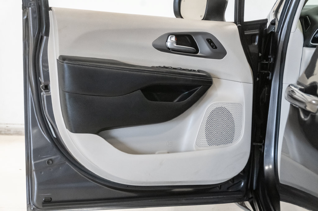 Used 2023 Chrysler Pacifica Touring-L FWD image 8
