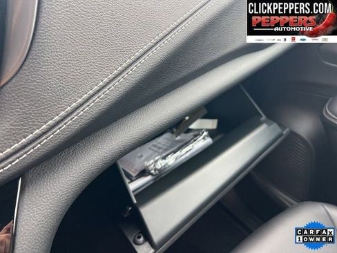 Used 2026 Chrysler Pacifica Select image 16