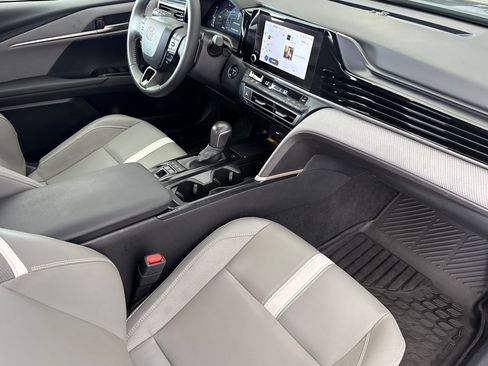 Used 2025 Toyota Camry SE FWD image 14