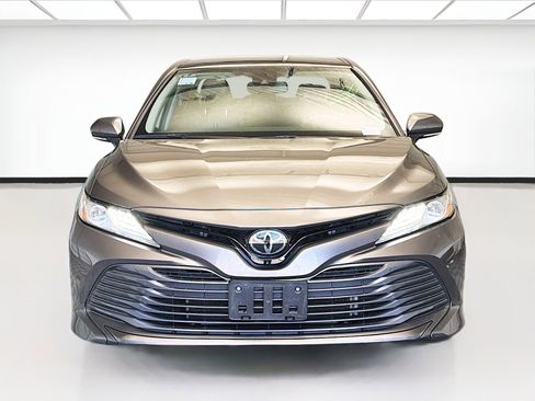 Used 2020 Toyota Camry XLE image 2