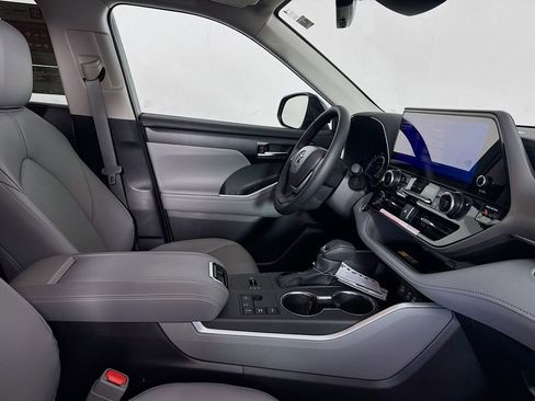 New 2026 Toyota Highlander XLE image 32