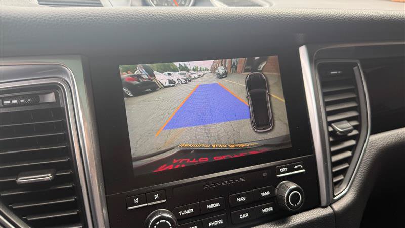 Used 2018 Porsche Macan AWD/4WD image 32