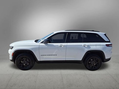 Used 2025 Jeep Grand Cherokee Altitude RWD image 3