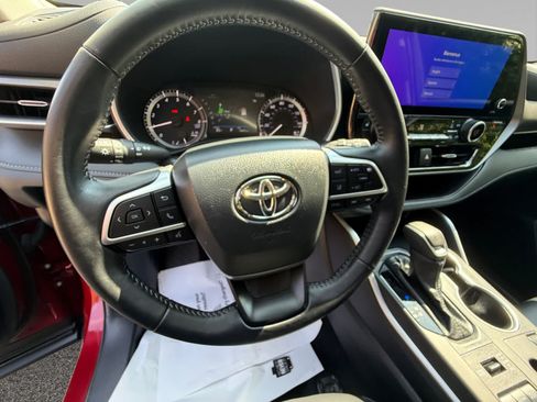 Used 2025 Toyota Highlander XLE AWD/4WD image 13