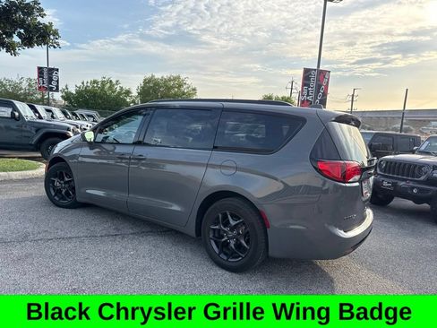 Used 2020 Chrysler Pacifica Touring-L Plus w/ Advanced Safetytec Group FWD image 19