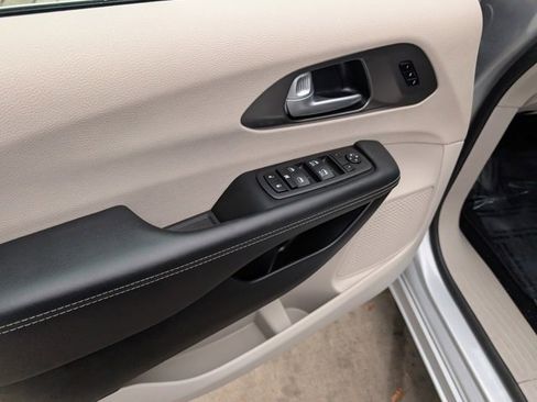 Used 2024 Chrysler Pacifica Touring-L image 8