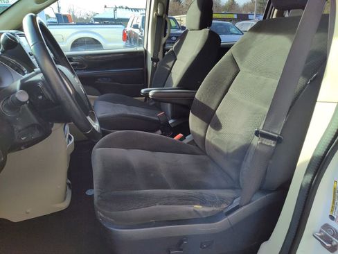 Used 2018 Dodge Grand Caravan SE w/ UConnect Hands-Free Group image 10