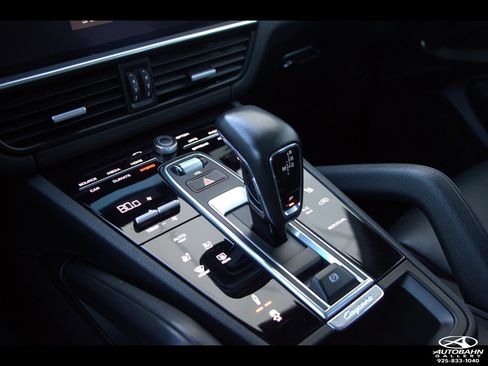 Used 2020 Porsche Cayenne E-Hybrid w/ Premium Plus Package image 18