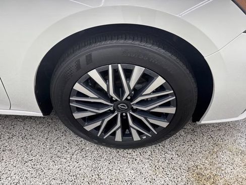 Used 2025 Nissan Altima 2.5 SV FWD image 14