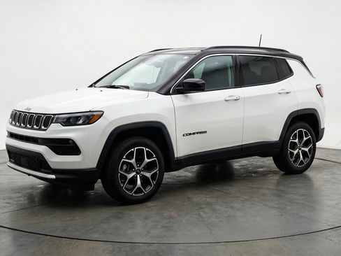 Used 2025 Jeep Compass Limited image 3