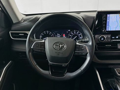 Used 2021 Toyota Highlander XLE AWD/4WD image 17