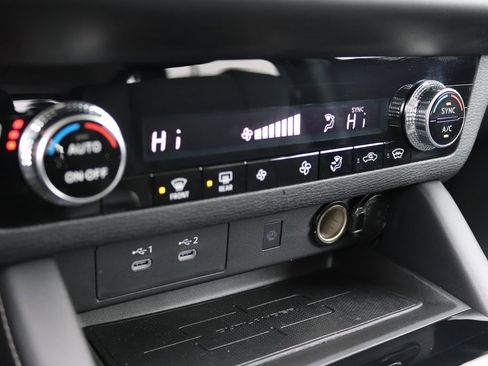 Used 2025 Mitsubishi Outlander SE image 18