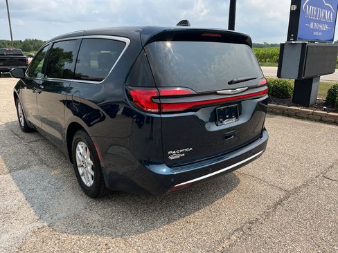 Used 2025 Chrysler Pacifica Select FWD image 4
