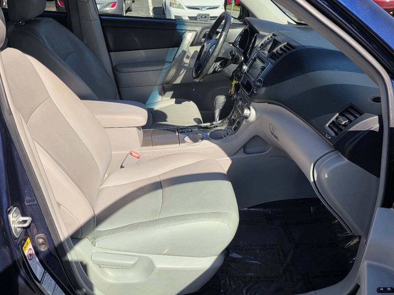 Used 2013 Toyota Highlander SE AWD/4WD image 12