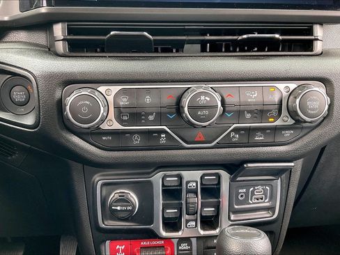Certified 2025 Jeep Gladiator Sport AWD/4WD image 20