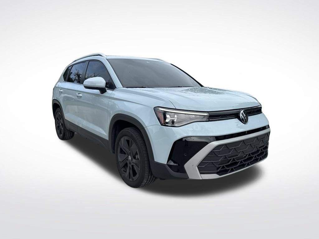 Used 2025 Volkswagen Taos SE w/ Panoramic Sunroof Package FWD image 2