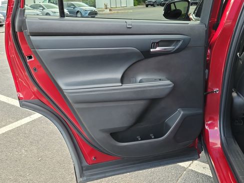 Used 2022 Toyota Highlander XSE FWD image 13