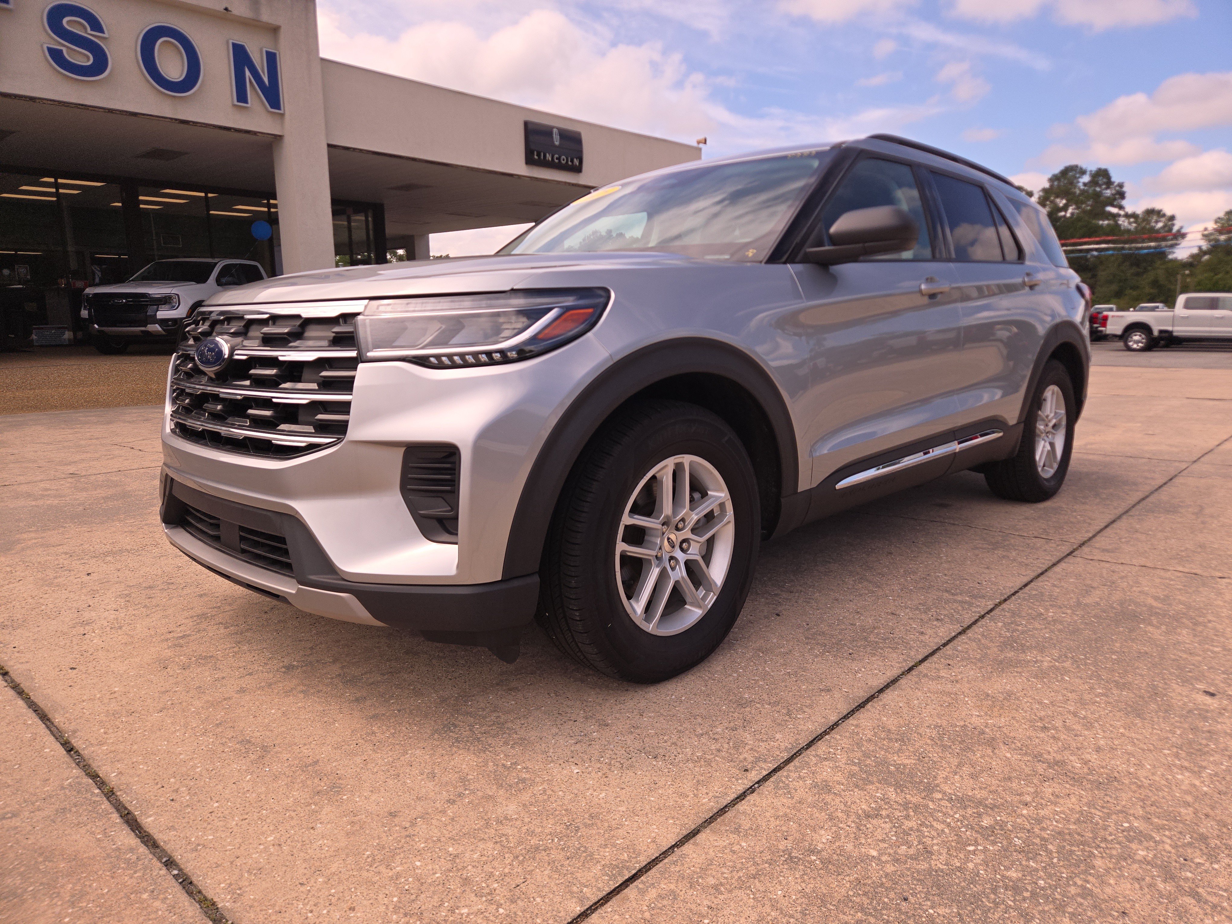 Used 2025 Ford Explorer Active RWD image 2
