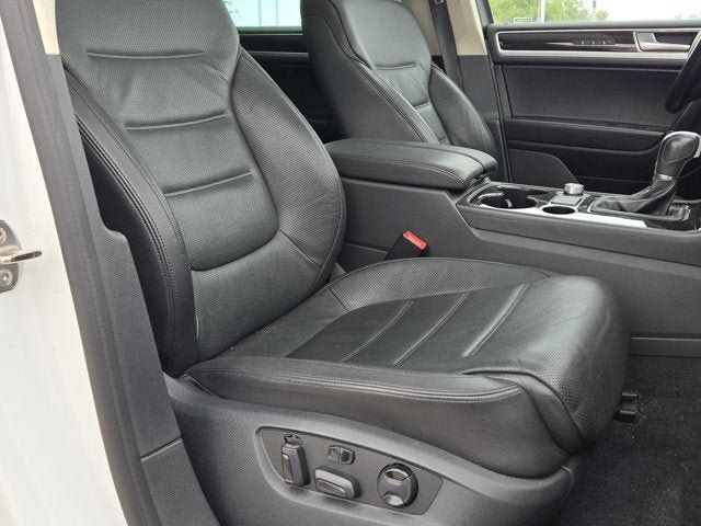 Used 2016 Volkswagen Touareg Sport AWD/4WD image 4
