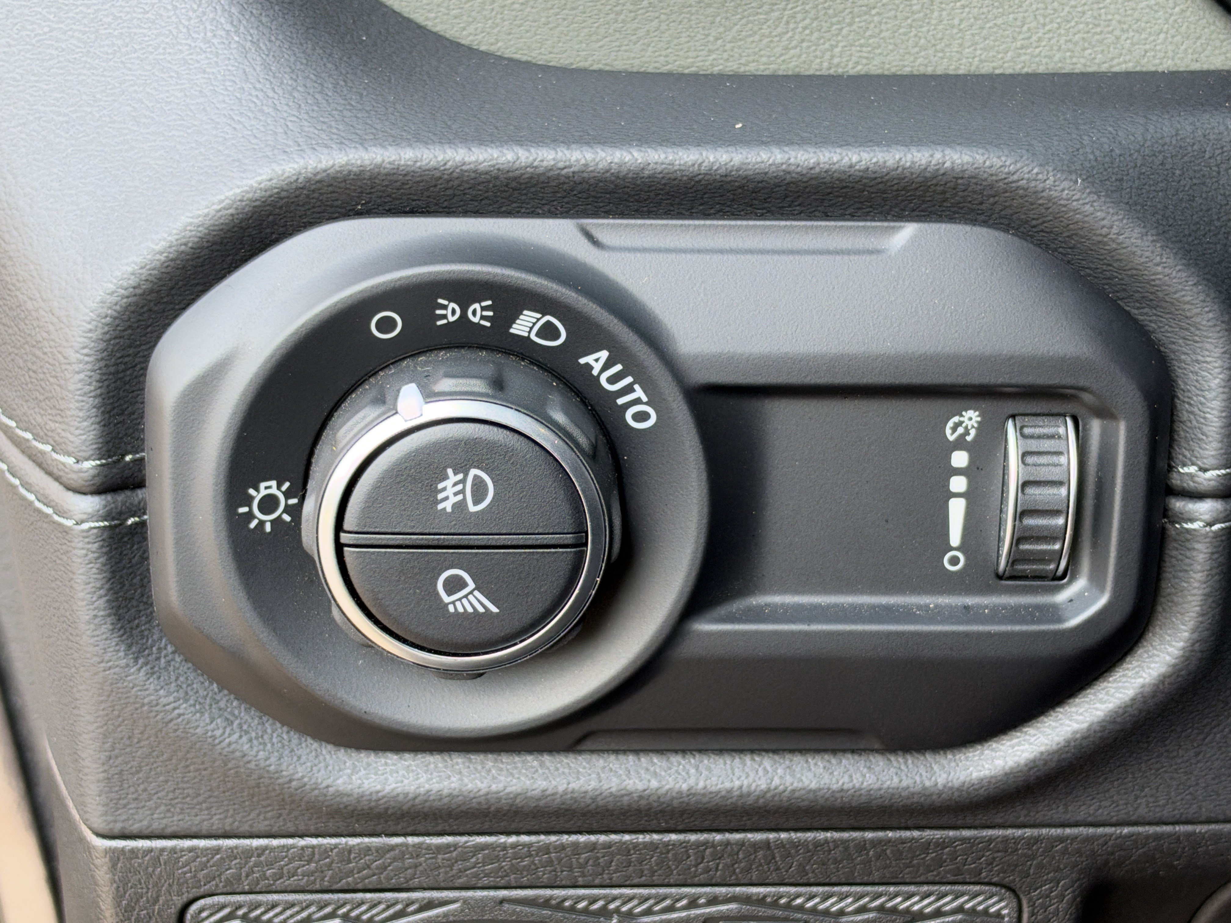 Used 2024 Jeep Gladiator Mojave AWD/4WD image 42