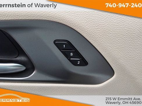 Used 2023 Chrysler Pacifica Touring-L image 18