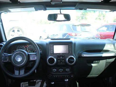 Used 2015 Jeep Wrangler Unlimited Rubicon w/ Connectivity Group image 14