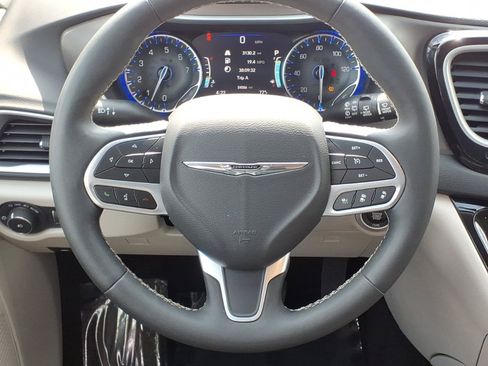 Used 2024 Chrysler Pacifica Touring-L FWD image 14