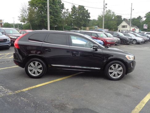 Used 2016 Volvo XC60 T6 w/ Proximity Package AWD/4WD image 16
