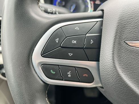 Used 2023 Chrysler Pacifica Touring-L image 23