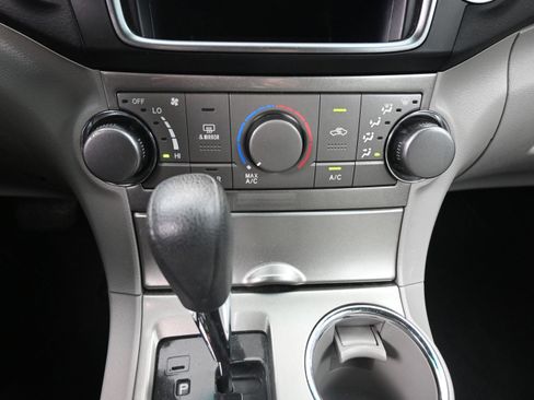 Used 2013 Toyota Highlander Plus FWD image 32