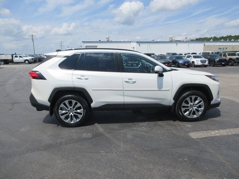 Used 2022 Toyota RAV4 XLE Premium AWD/4WD image 4
