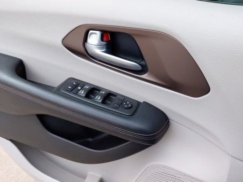 Used 2019 Chrysler Pacifica Touring-L Plus FWD image 14