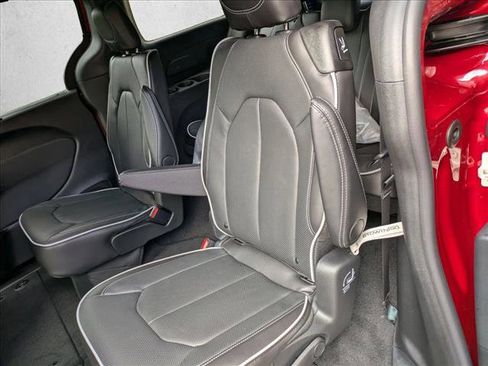 New 2026 Chrysler Pacifica Limited image 11