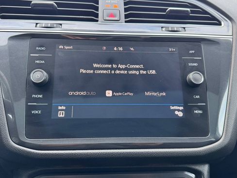 Used 2020 Volkswagen Tiguan SE w/ Panoramic Sunroof Package image 23