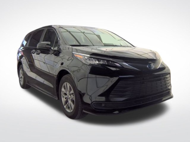 Used 2025 Toyota Sienna LE FWD image 3
