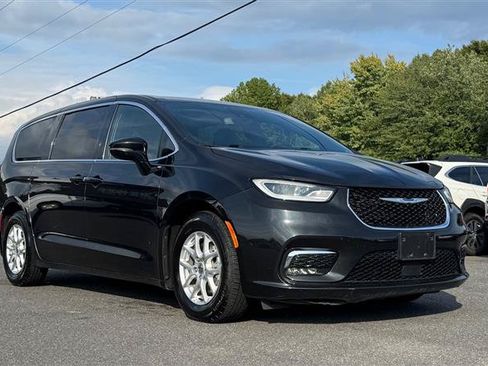 Used 2024 Chrysler Pacifica Touring FWD image 4