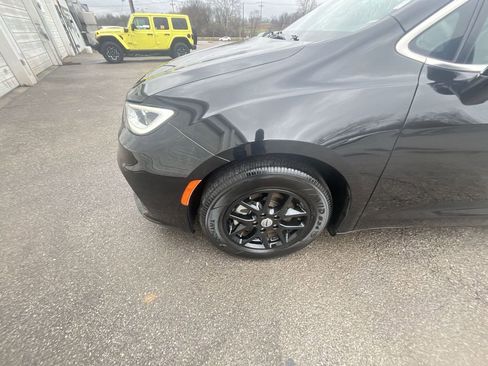 Used 2024 Chrysler Pacifica Touring-L image 2