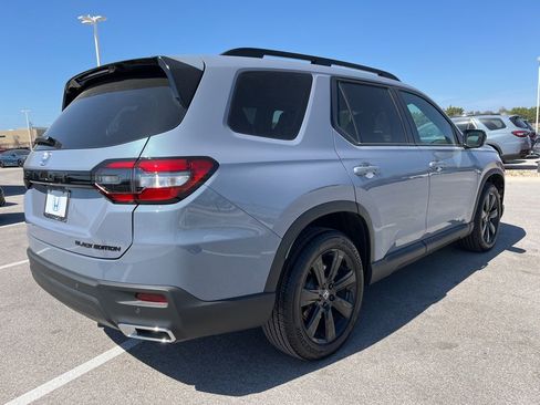 Certified 2025 Honda Pilot Black Edition image 4