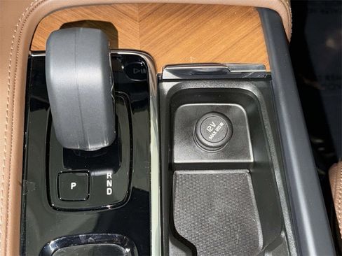 Certified 2025 Volvo XC90 B6 Plus image 24