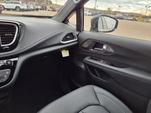 New 2026 Chrysler Pacifica Select FWD image 24