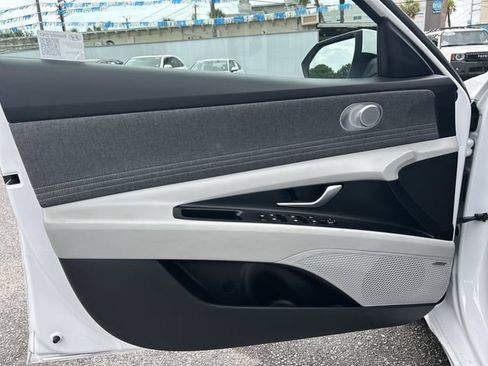 Used 2025 Hyundai Elantra Limited FWD image 17