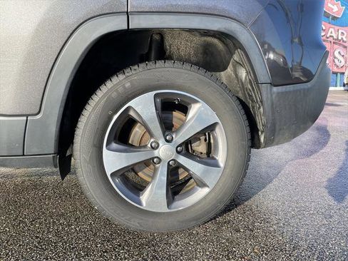 Certified 2019 Jeep Cherokee Limited image 10