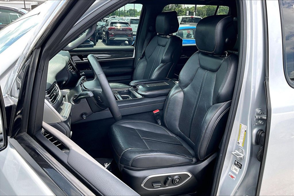 Used 2022 Jeep Wagoneer Series III RWD image 23