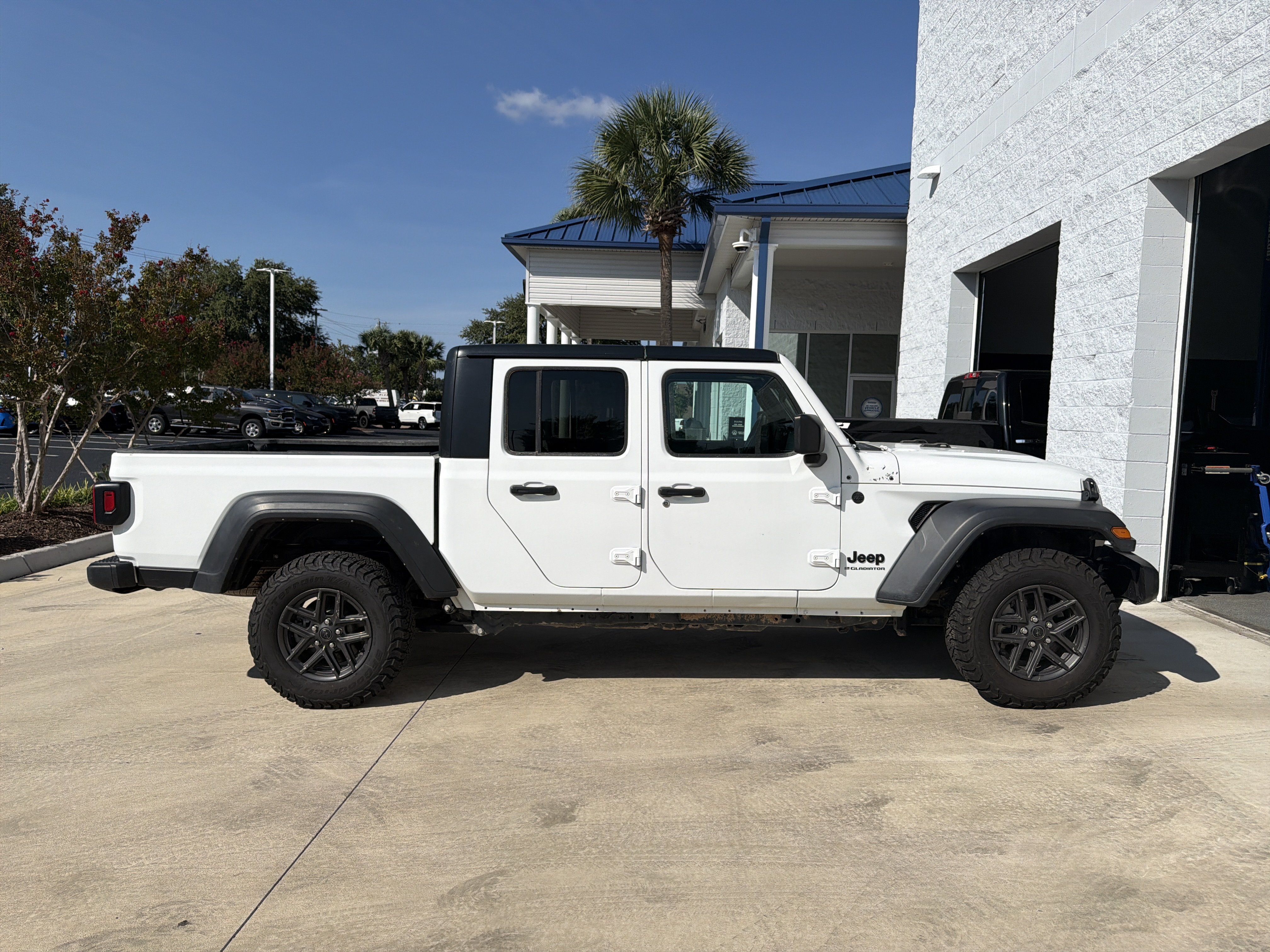 Used 2025 Jeep Gladiator Sport AWD/4WD image 10