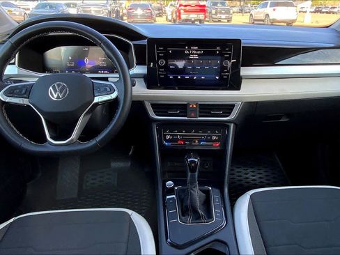 Used 2025 Volkswagen Taos SE image 16